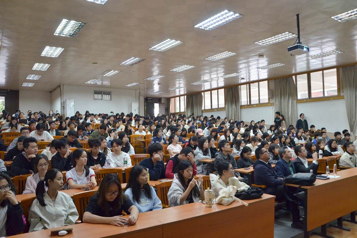 观众全景 卢子淇摄