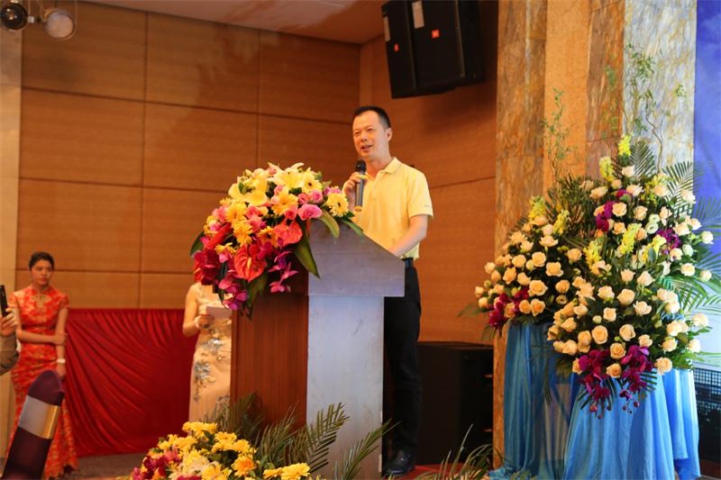 李忠红副校长对厚街校友会成立表示祝贺