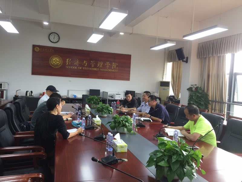 团队成员热烈研讨